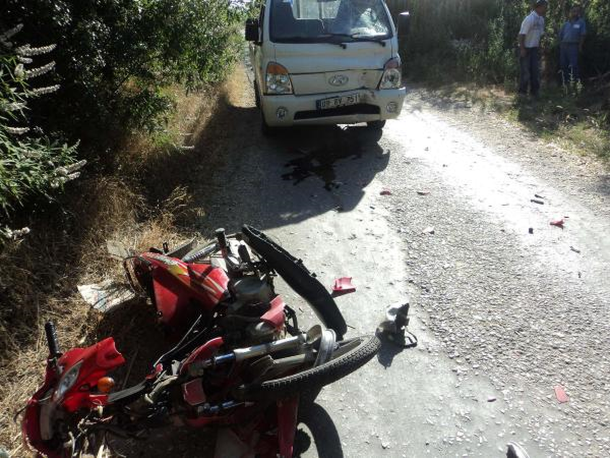 Motosikletiyle Kamyonete Çarpan Kasksız Genç Öldü