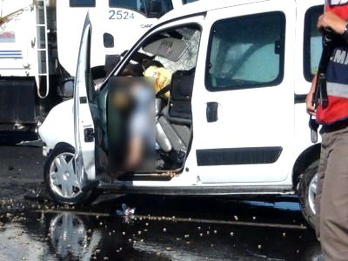 Otomobil ile Kamyonet Çarpıştı: 9 Yaralı