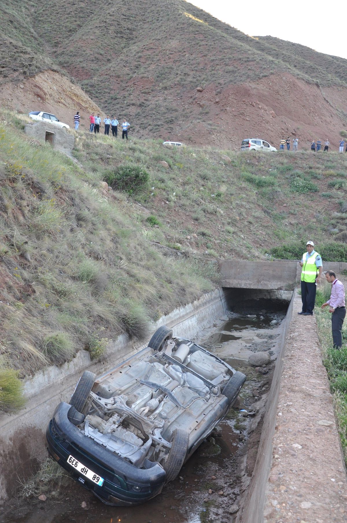 Otomobil Su Kanalına Yuvarlandı: 2 Yaralı