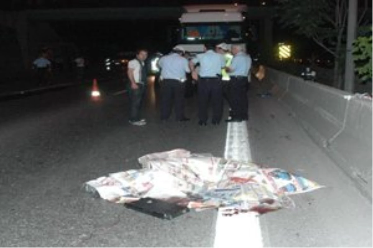 Otomobilden Fırlayan İki Genç Hayatını Kaybetti Maltepe\'de Yolcu İndiren Servis Minibüsüne Henüz...