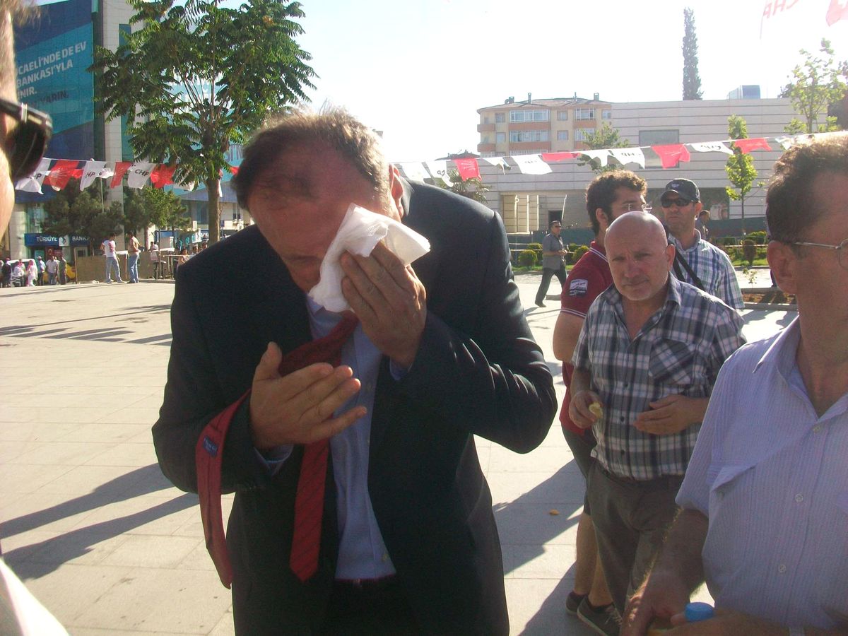 (Özel Haber) CHP\'liler ile MHP\'li Olduğu İddia Edilen Grup Arasında Kavga
