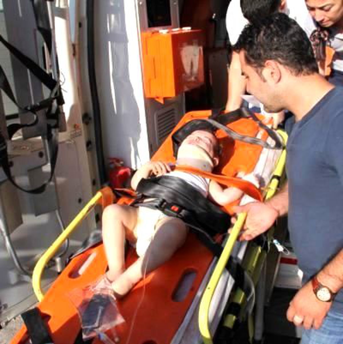 Pencereden Sarkan Çocuk İkinci Kattan Asfalta Düştü