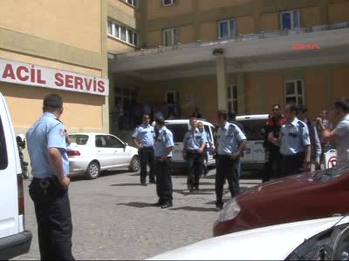 Polisin Silahını Alıp Havaya Ateş Açtı