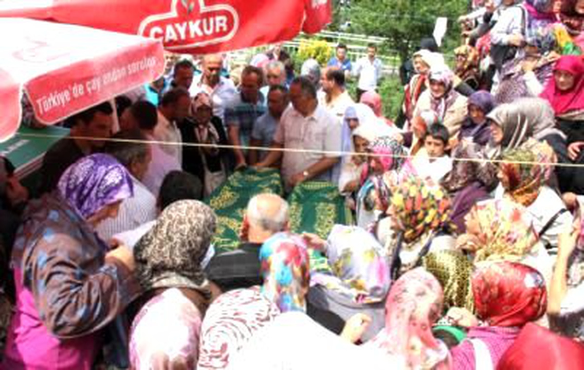 Samsun\'dan Rize\'ye Annesinin Cenazesine Gelirken Giresun\'da Kaza Geçirip Hayatını Kaybetti