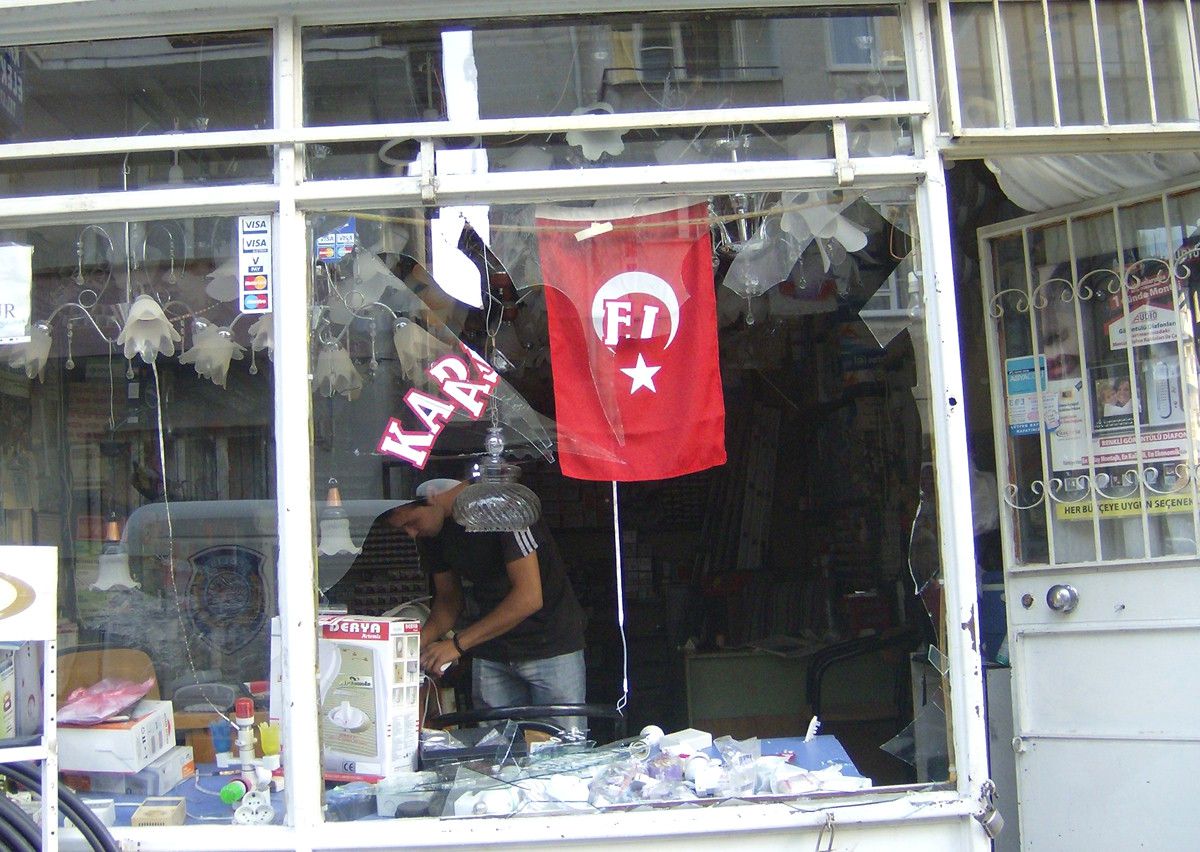 Şehir Eşkiyaları Camları Kırdı