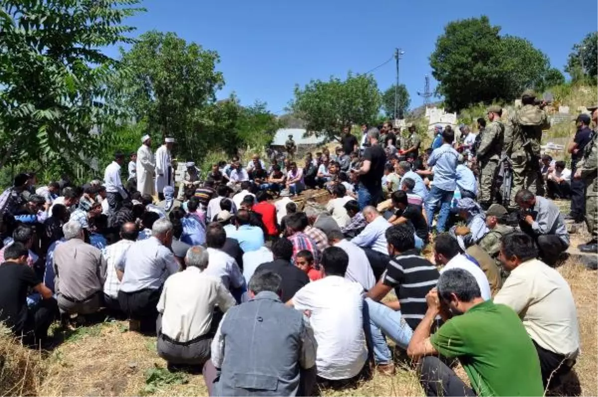 Şehit Köy Korucusu Beytüşşebap\'ta Toprağa Verildi