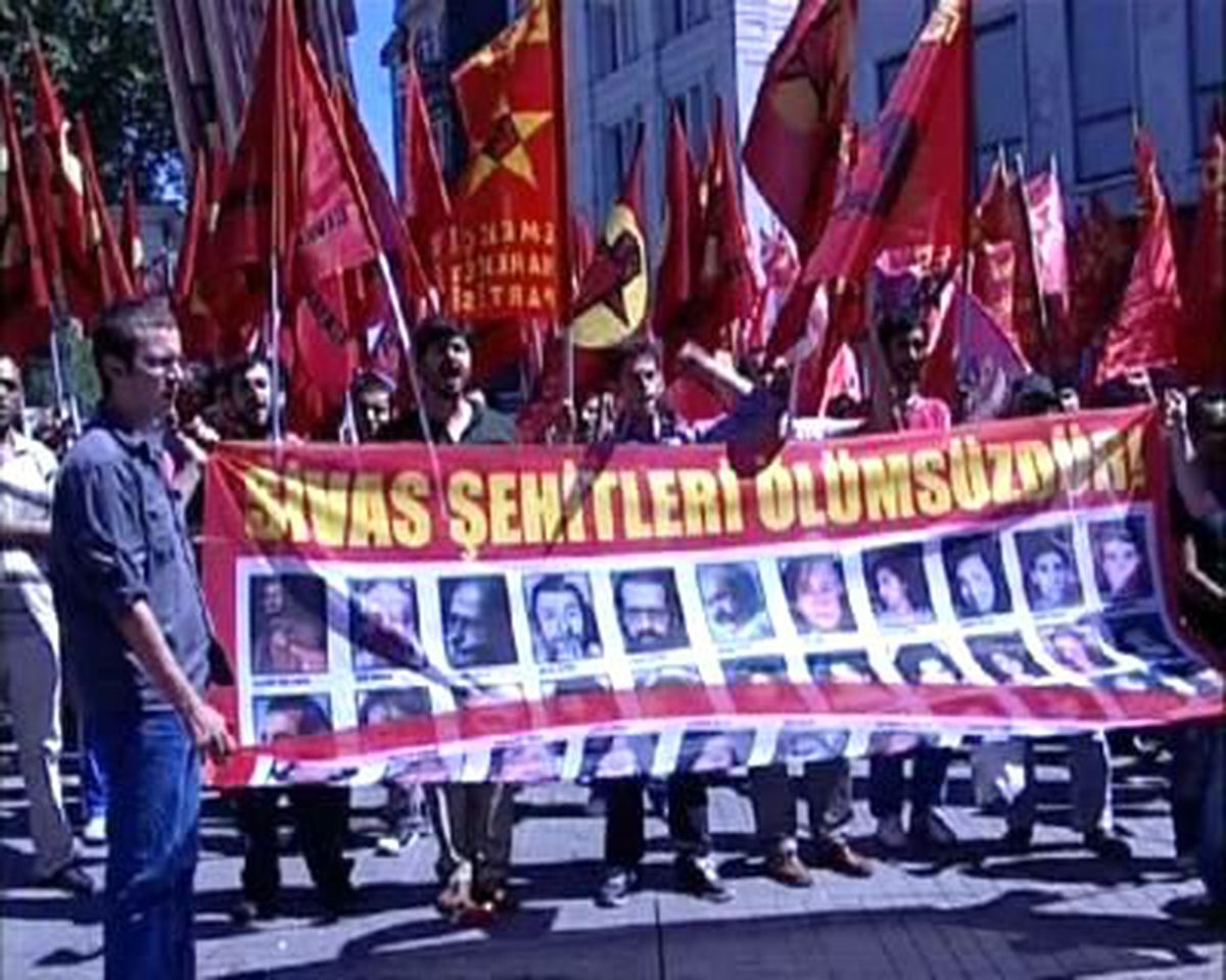 Sivas Katliamında Hayatını Kaybedenler Taksim\'de Anıldı