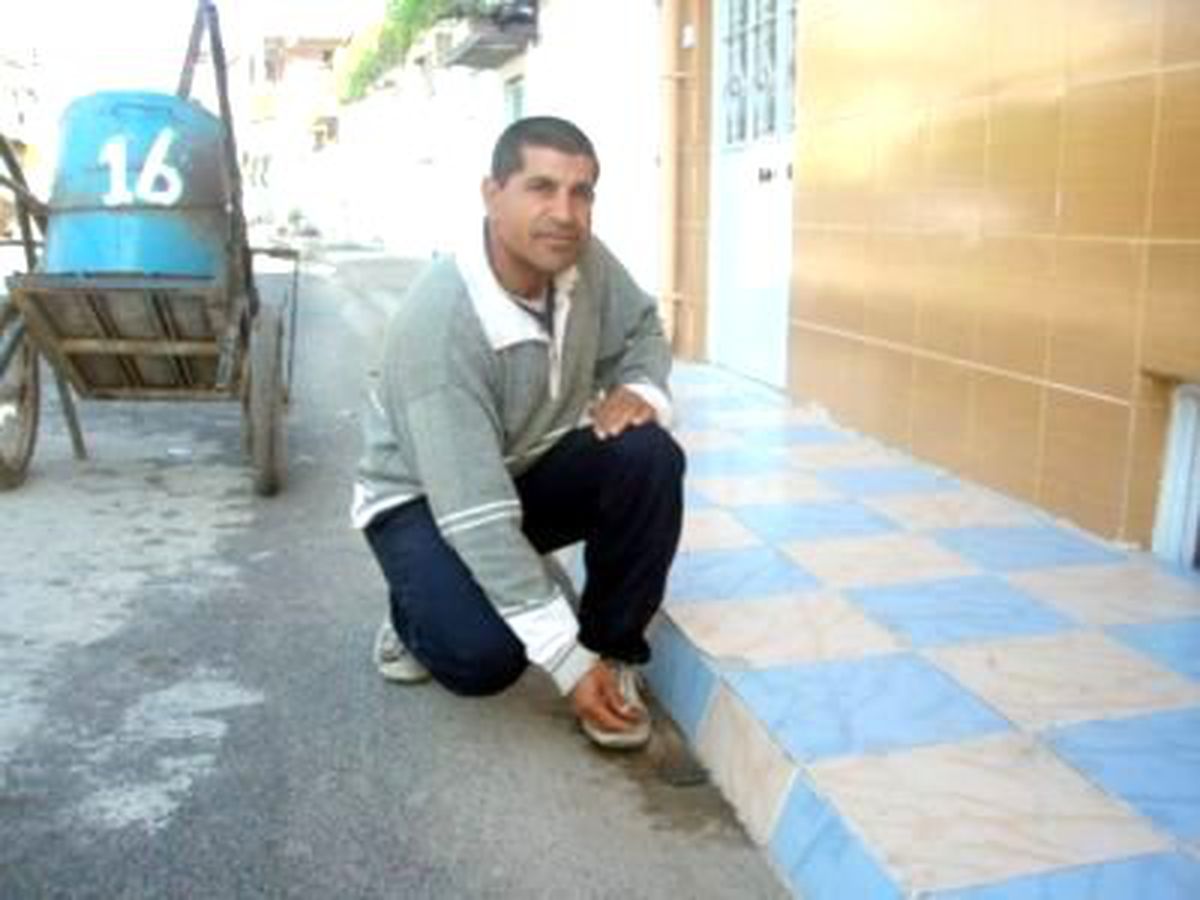 Sokakta Ki Karıncaları Besliyor