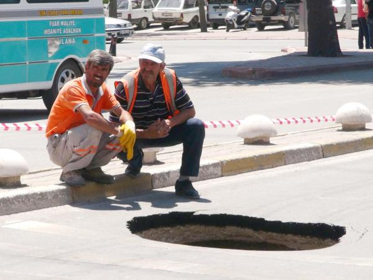 Su Şebeke Hattı Patladı, Yol Çöktü