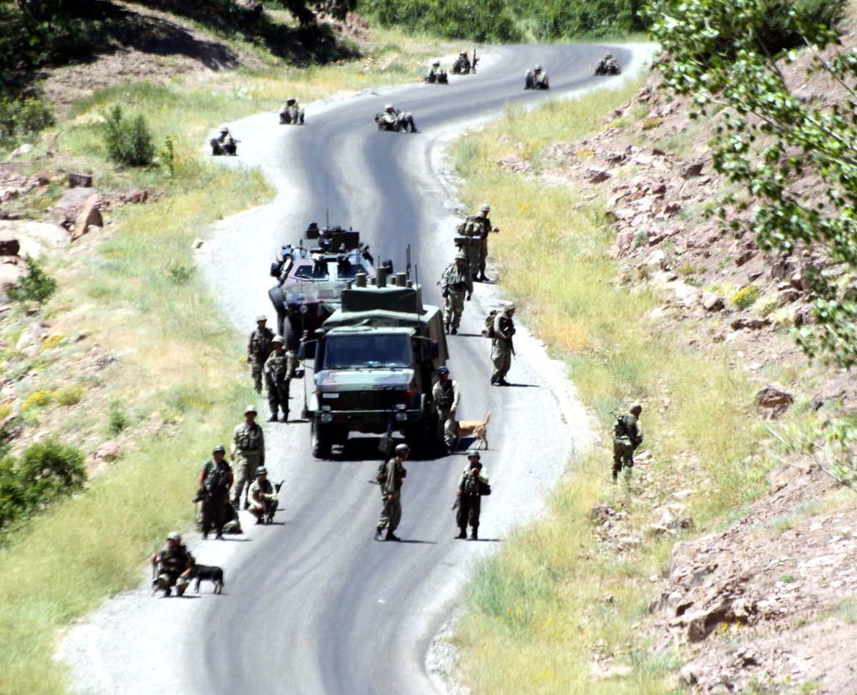 Tunceli\'de Askeri Aracın Geçişi Sırasında Mayın Patladı