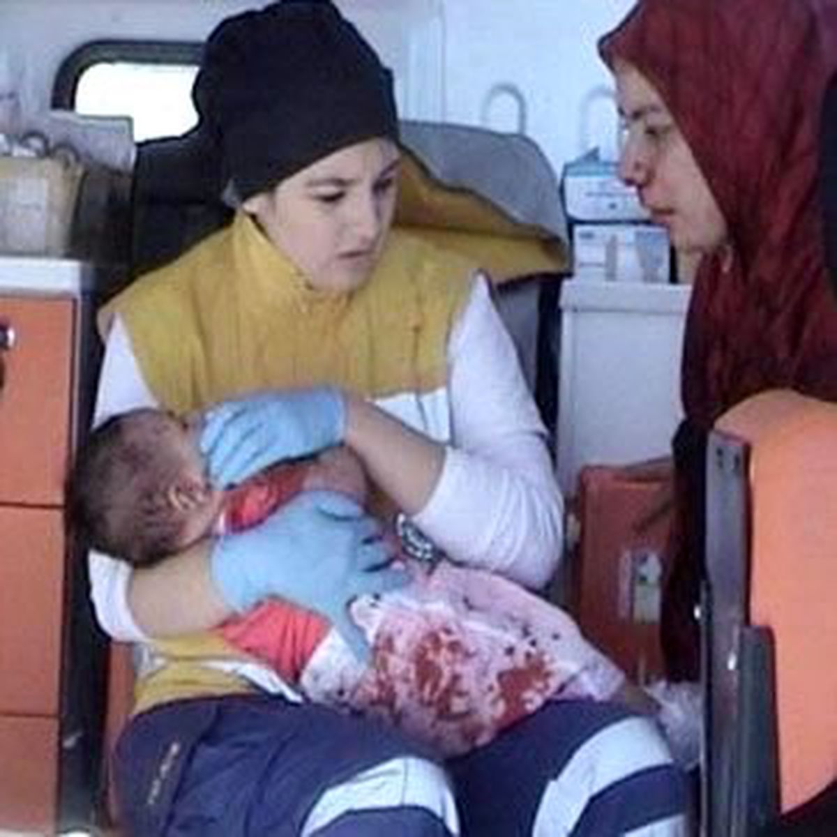 Yaralı Anne Bebeğini Düşündü