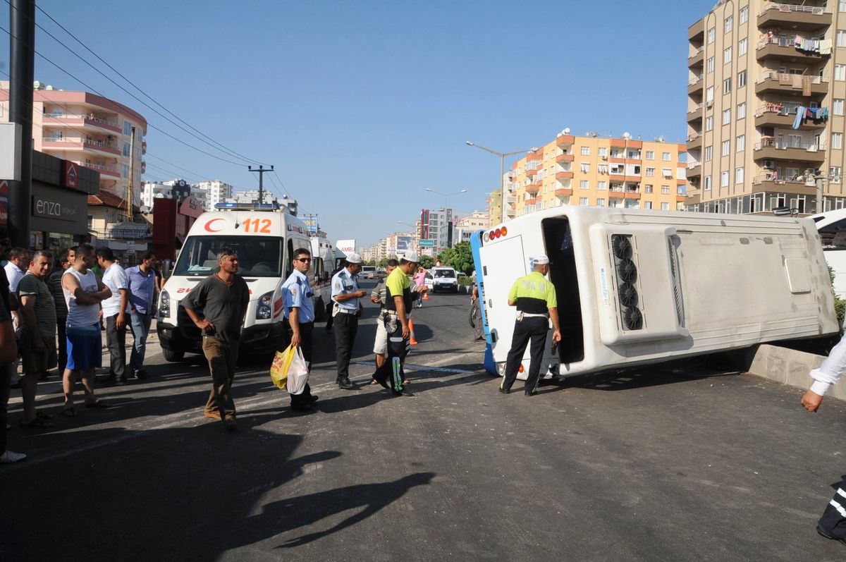 Yolcu Minibüsü Devrildi: 12 Yaralı