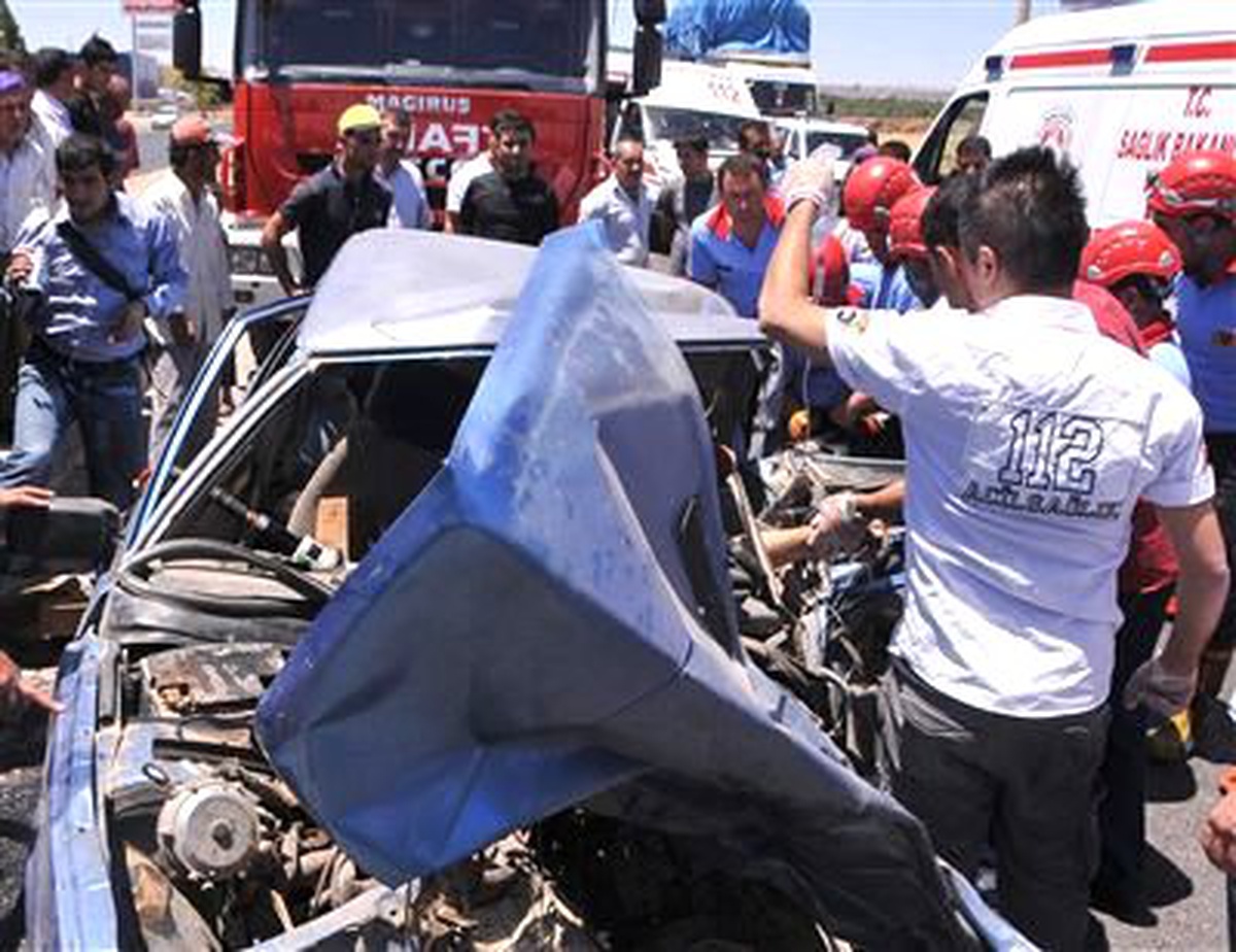 Ambulans ile Otomobil Çarpıştı: 1\'i Ağır 4 Yaralı