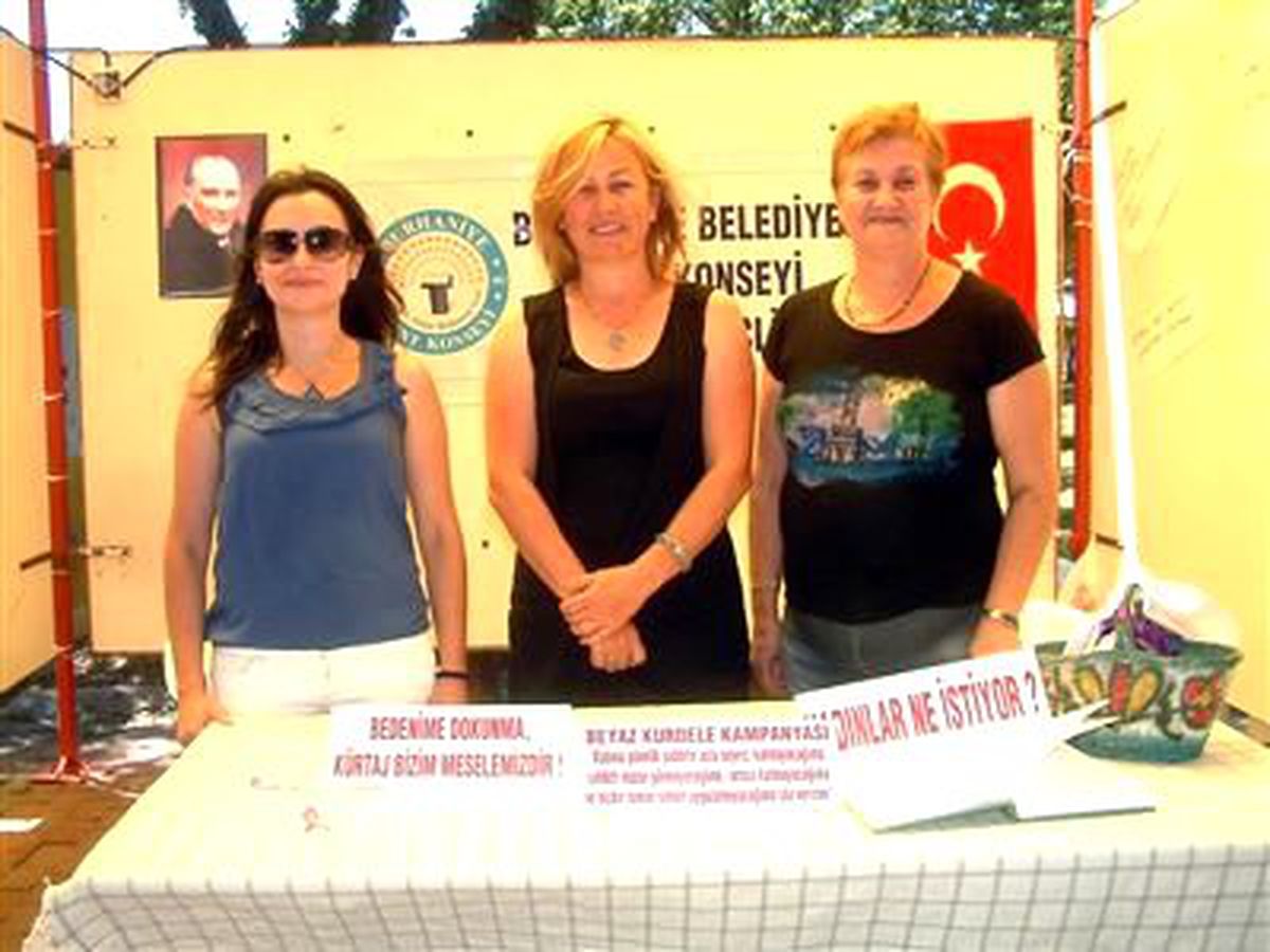 Burhaniye\'de Kadınlardan Beyaz Kurdele Kampanyası
