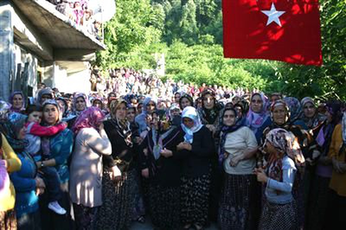 Göçük Altında Hayatını Kaybeden Maden İşçisi Toprağa Verildi
