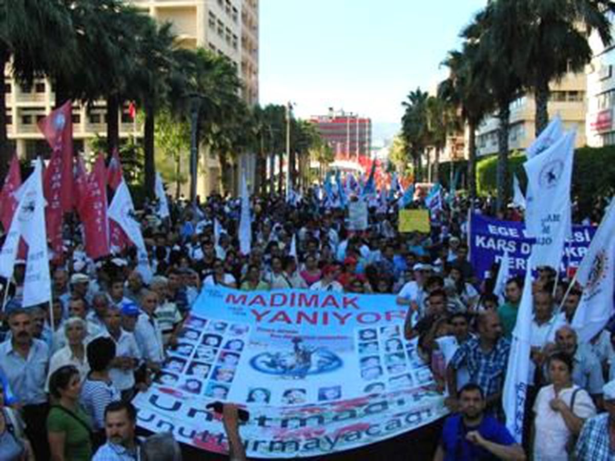 İzmir\'de 2 Bin Kişi Sivas\'ta Ölenler İçin Yürüdü