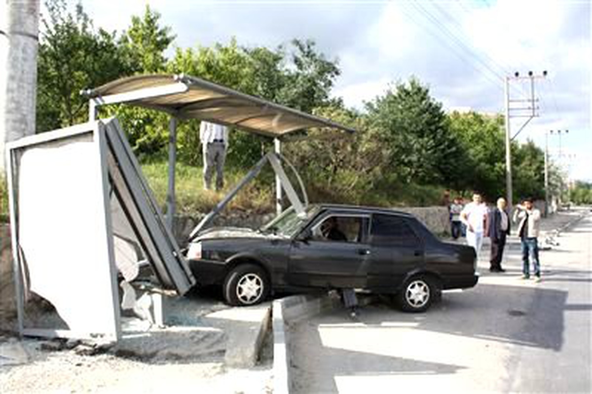 Lastiği Patlayan Otomobil, Otobüs Durağına Çarptı