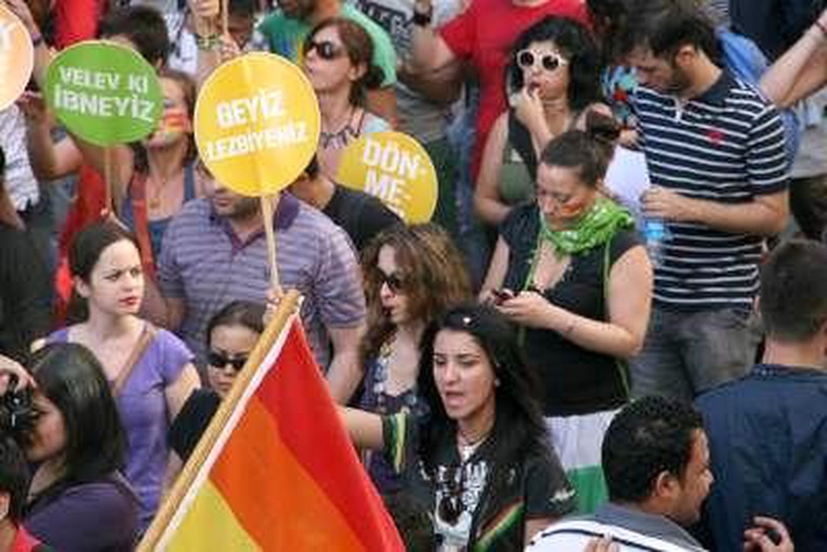 "Lgbtt Onur Yürüyüşü" Yapıldı