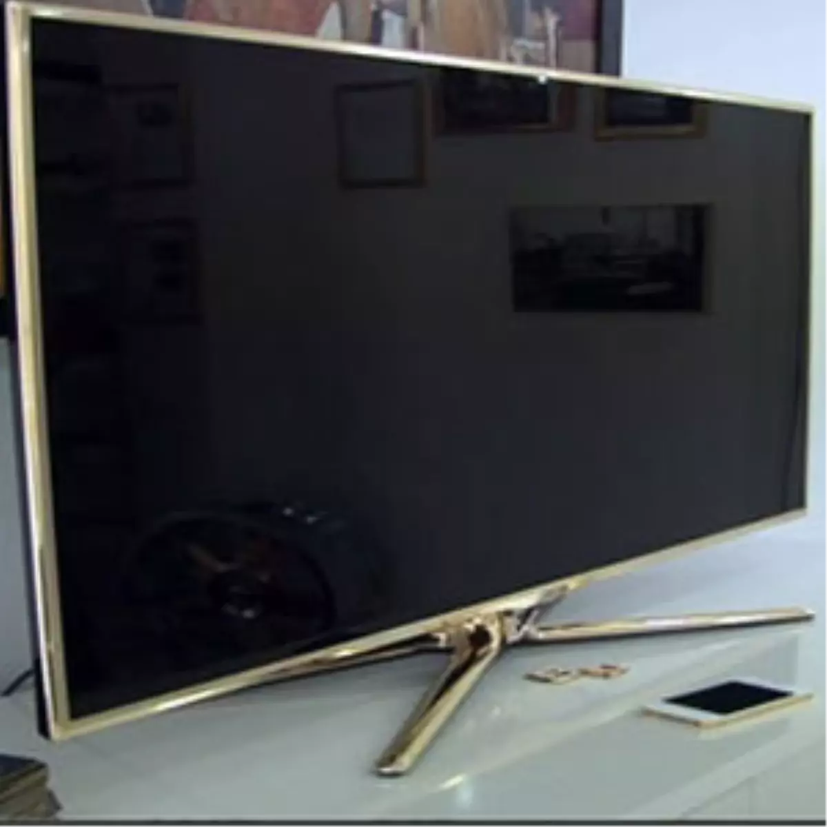 Mercedes\'ten Sonra Altın Kaplama Televizyon Üretti