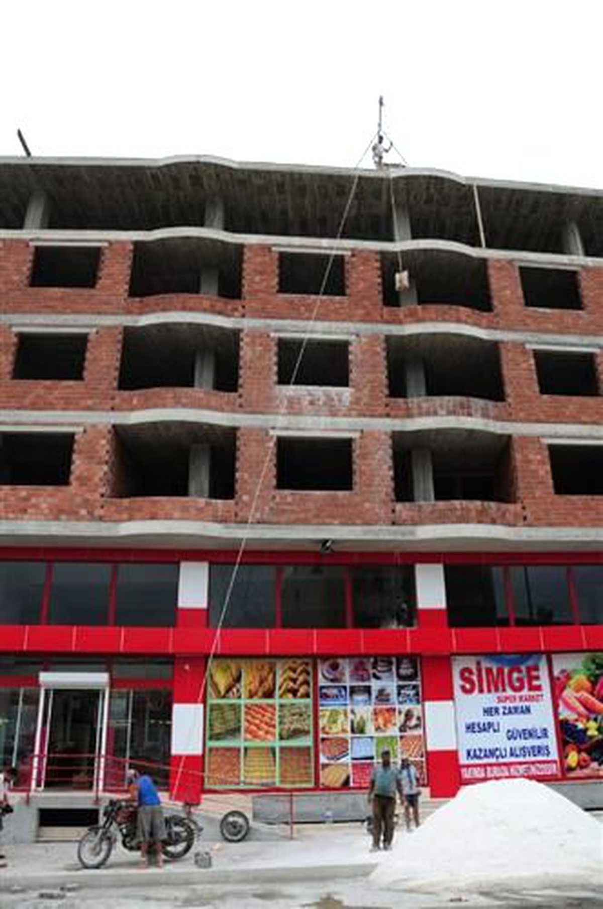 Motosikleti İnşaat Asansörü Yaptı