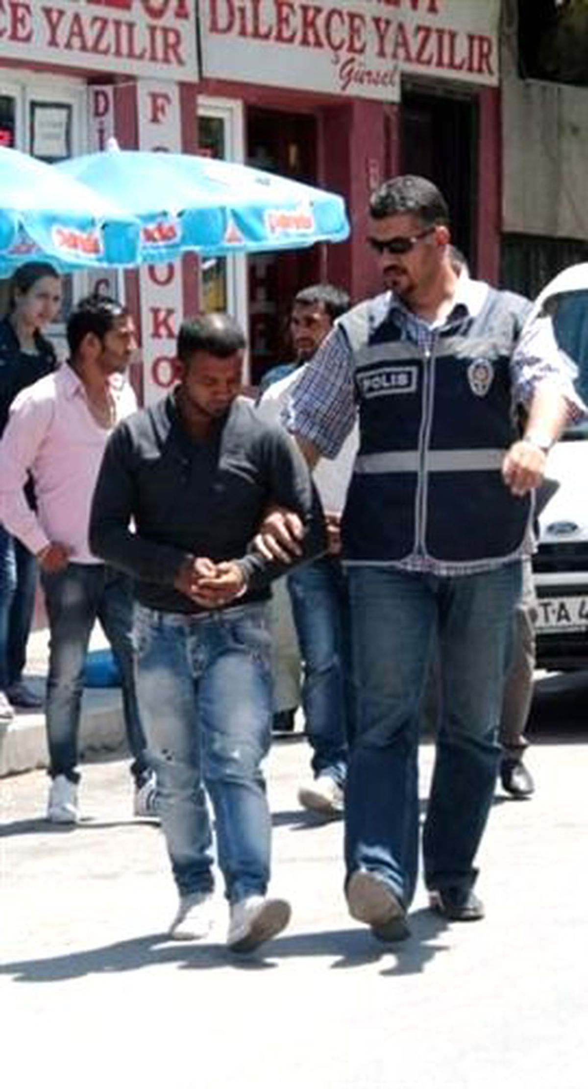 Parkta Polis Memurunu Bıçaklayan ve Mukavemmete Bulunan Zanlılar Adliyeye Sevk Edildi
