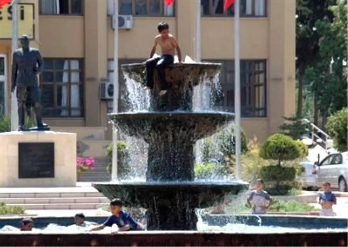Çocuklar Süs Havuzunda Serinliyor