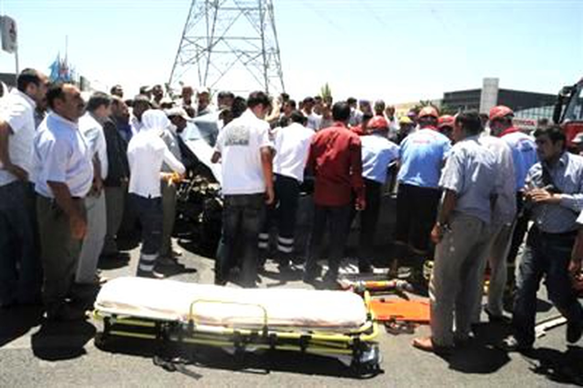 Şanlıurfa\'da, Ambulans ile Otomobil Çarpıştı: 1 Ölü, 3 Yaralı