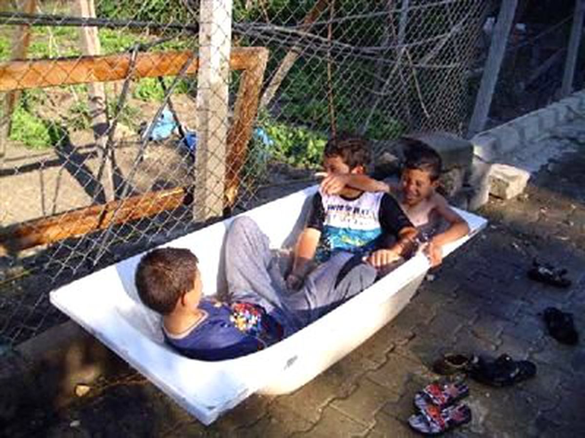 Sıcaktan Bunalan 3 Çocuk Küvette Böyle Serinledi