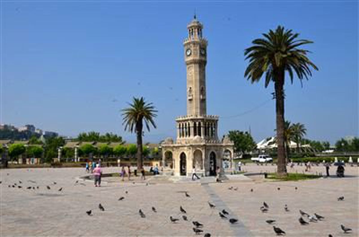 Sıcaktan Bunalan İzmirliler Sahillere Akın Etti