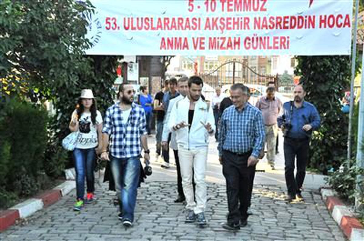 Sinan Akçıl, Dünyanın Ortasında
