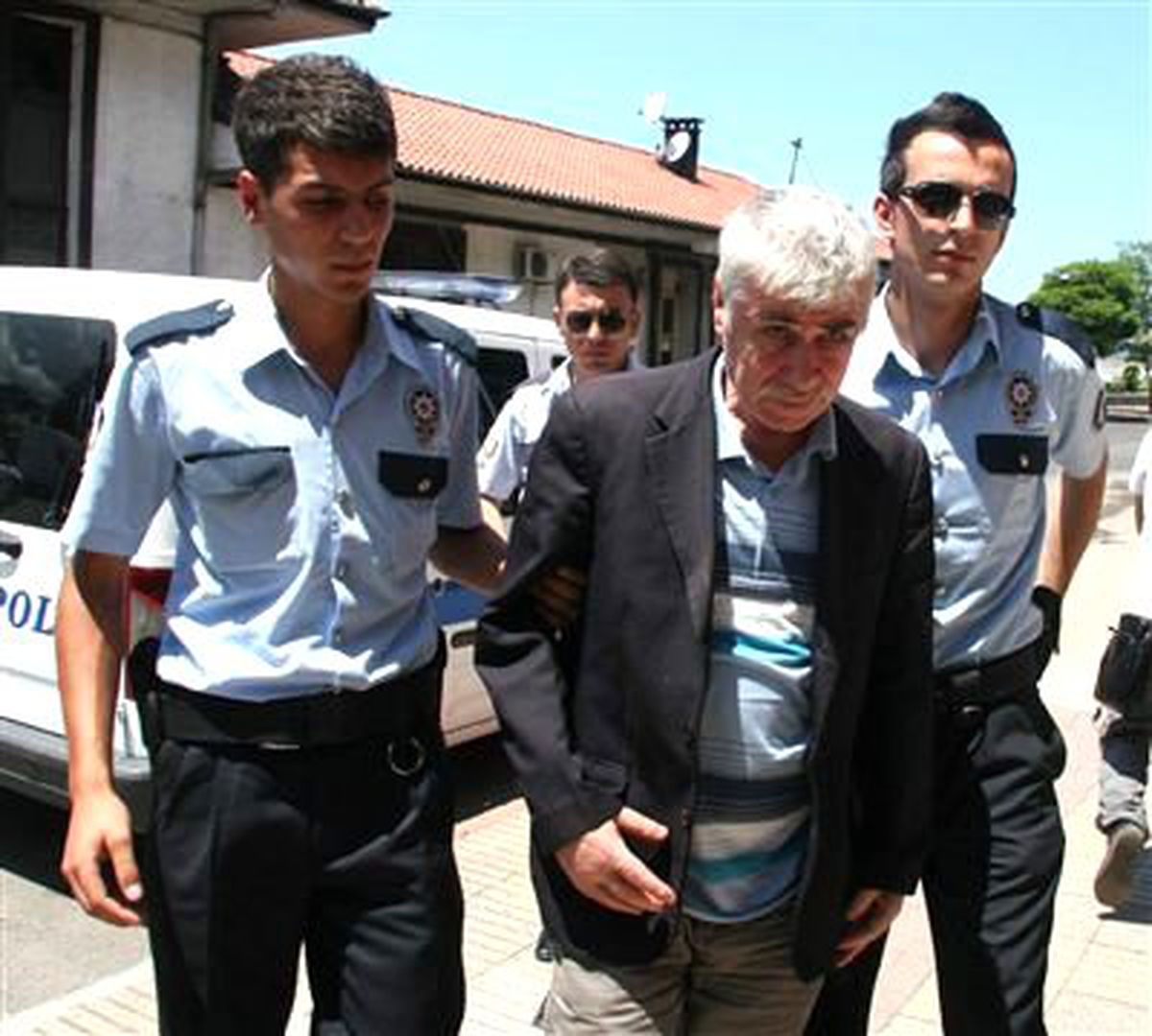 Uzaklaştırma Kararını Çiğneyip Eşini Darp Etti