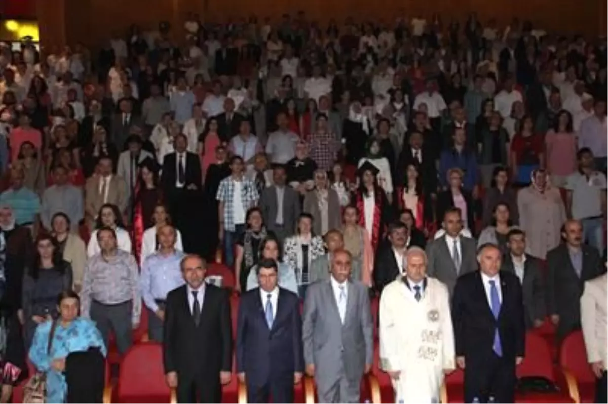 Yeni Mezun Olan Doktor, Milletvekili Babasından Diplomasını Aldı