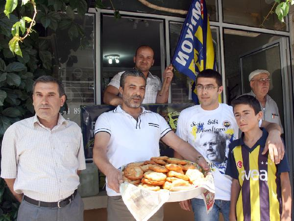 Aziz Yıldırım\'ın Tahliyesine Sevinen Esnaf Lokma Dağıttı