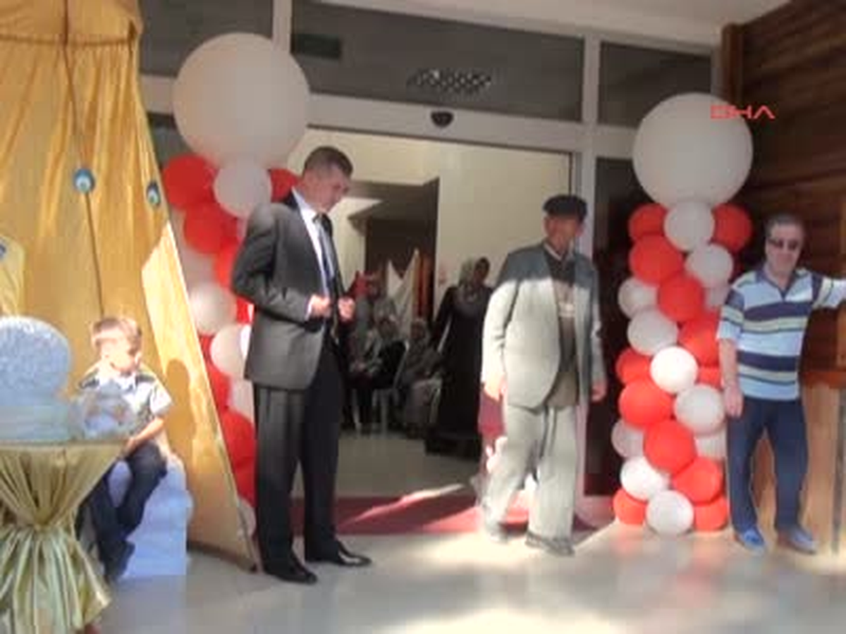Balıkesir Düğüne Gidemeyince Maketini Gönderdi Düğüne Gidemeyince Maketini Gönderdi