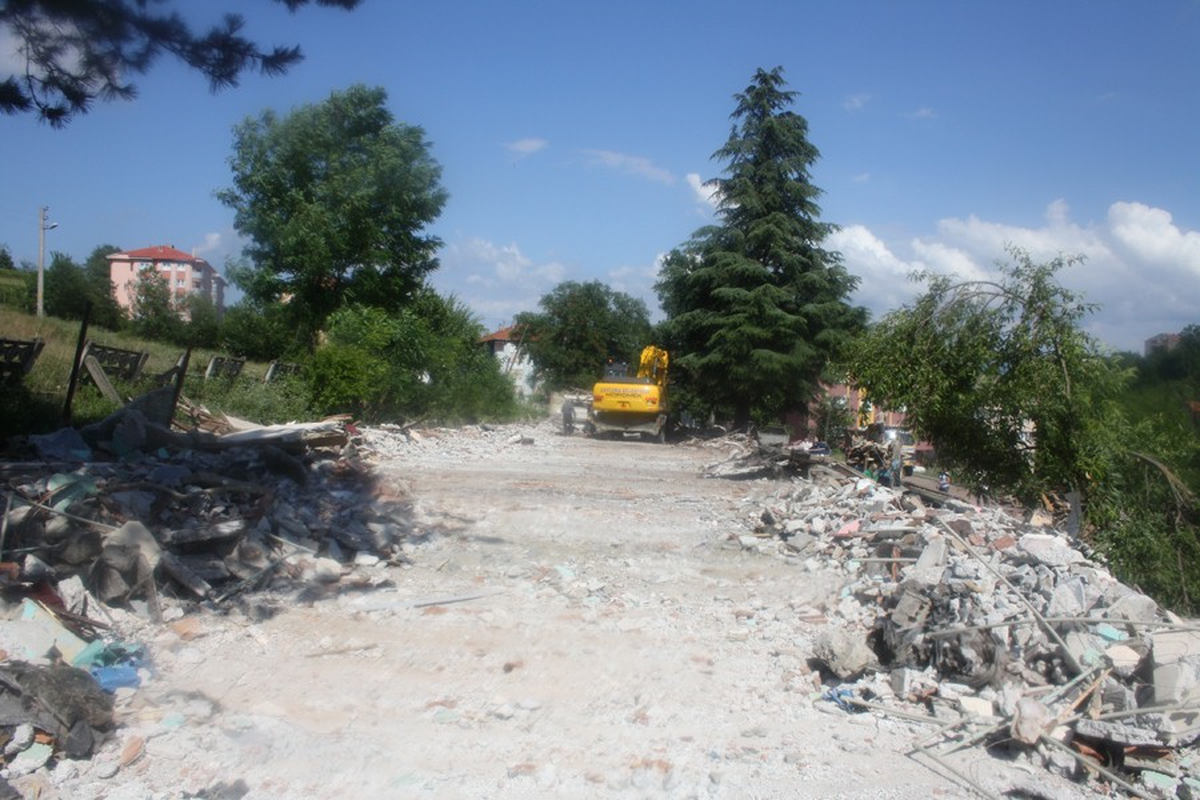 Çaycuma Belediyesi Eski ve Kullanılmayan Okul Binasını Yıktı