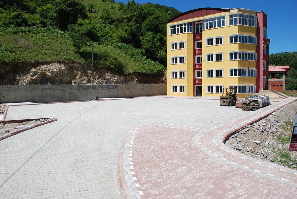 Çaycuma Belediyesi Müftülük ve Yeşilkent Sitesinde Bulunan Yol ile Yağmur Suyu Şebekesini Tamamladı