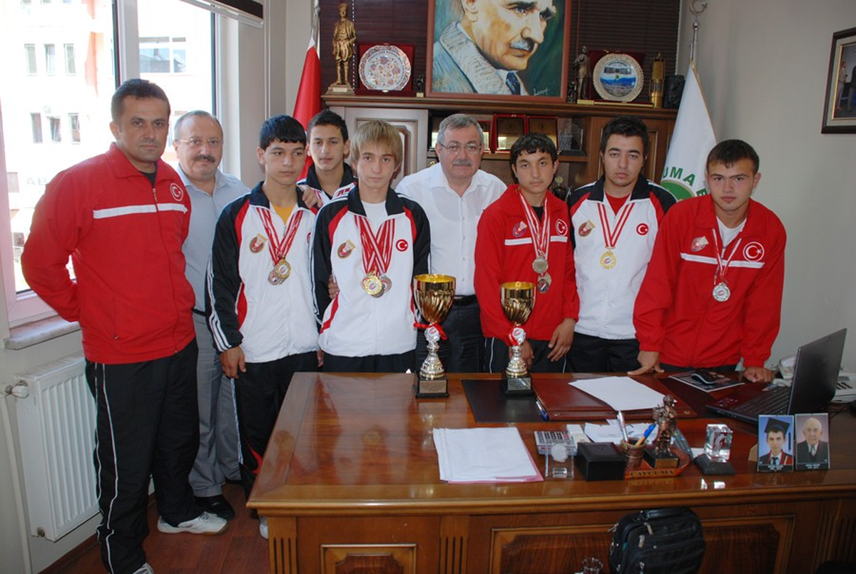 Çaycuma Yetiştirme Yurdu Badminton Takımından Başkan Gülşen\'e Ziyaret