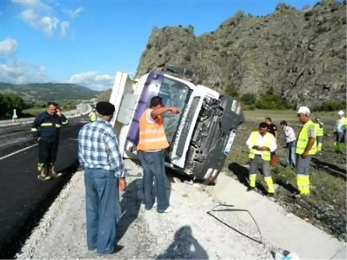 Çorum\'da Asfalt Yüklü Kamyon Devrildi: 1 Ölü