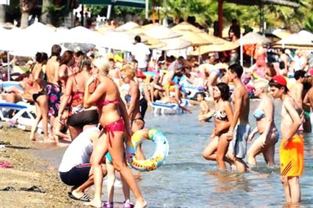Depremin Etkisini Atlatan Fethiye\'de Plajlar Doldu