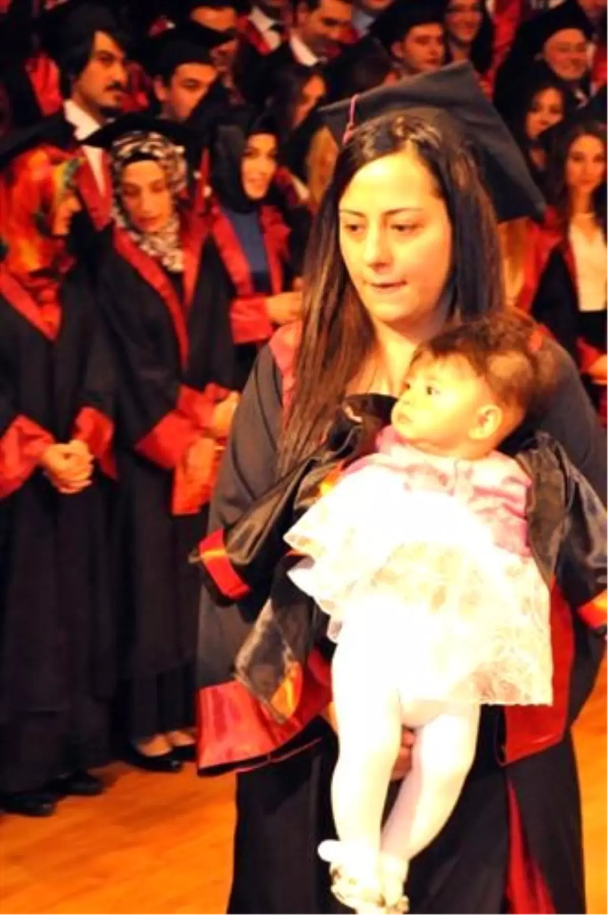 Diplomalarını Kucaklarındaki Bebekleriyle Aldılar