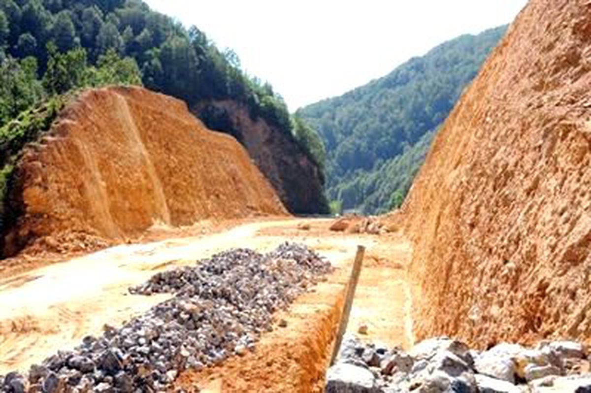 Duble Yolu Dağın İçinden Geçirdiler