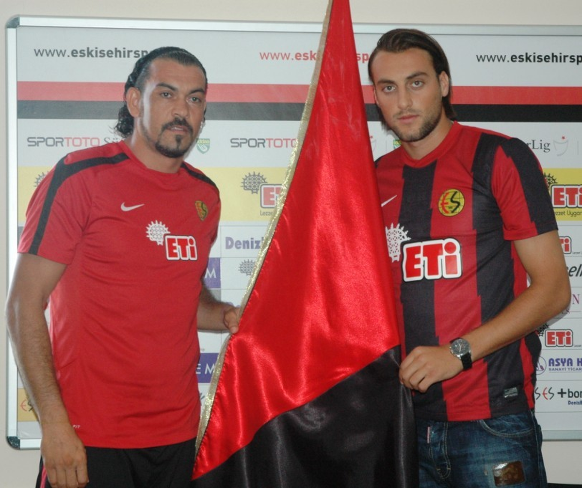 Eskişehirspor Servet Çetin ve Atdhe Nuhiu\'yu Renklerine Bağladı