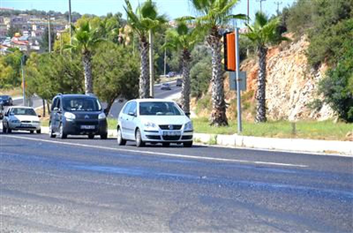 İzmir\'de Sıcak Hava Asfaltı Eritti