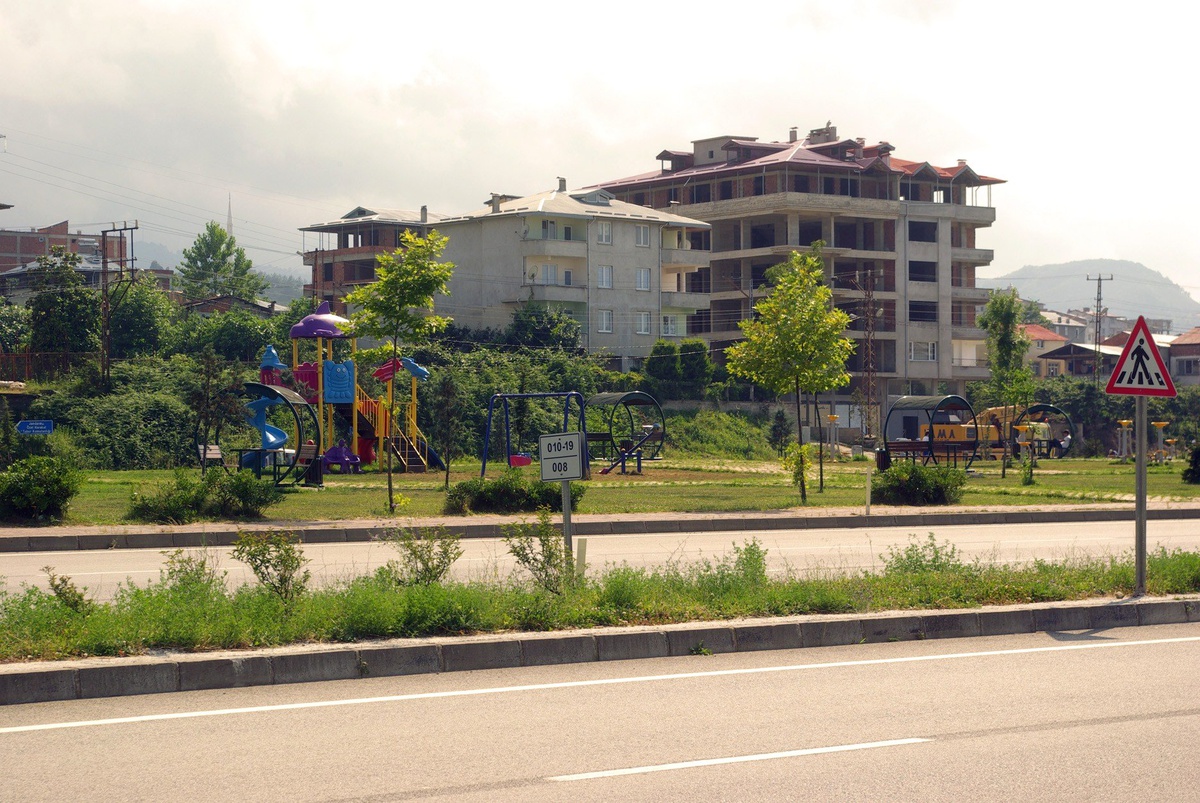 Karadeniz Sahil Yolu Kenarında Tehlikeli Oyun