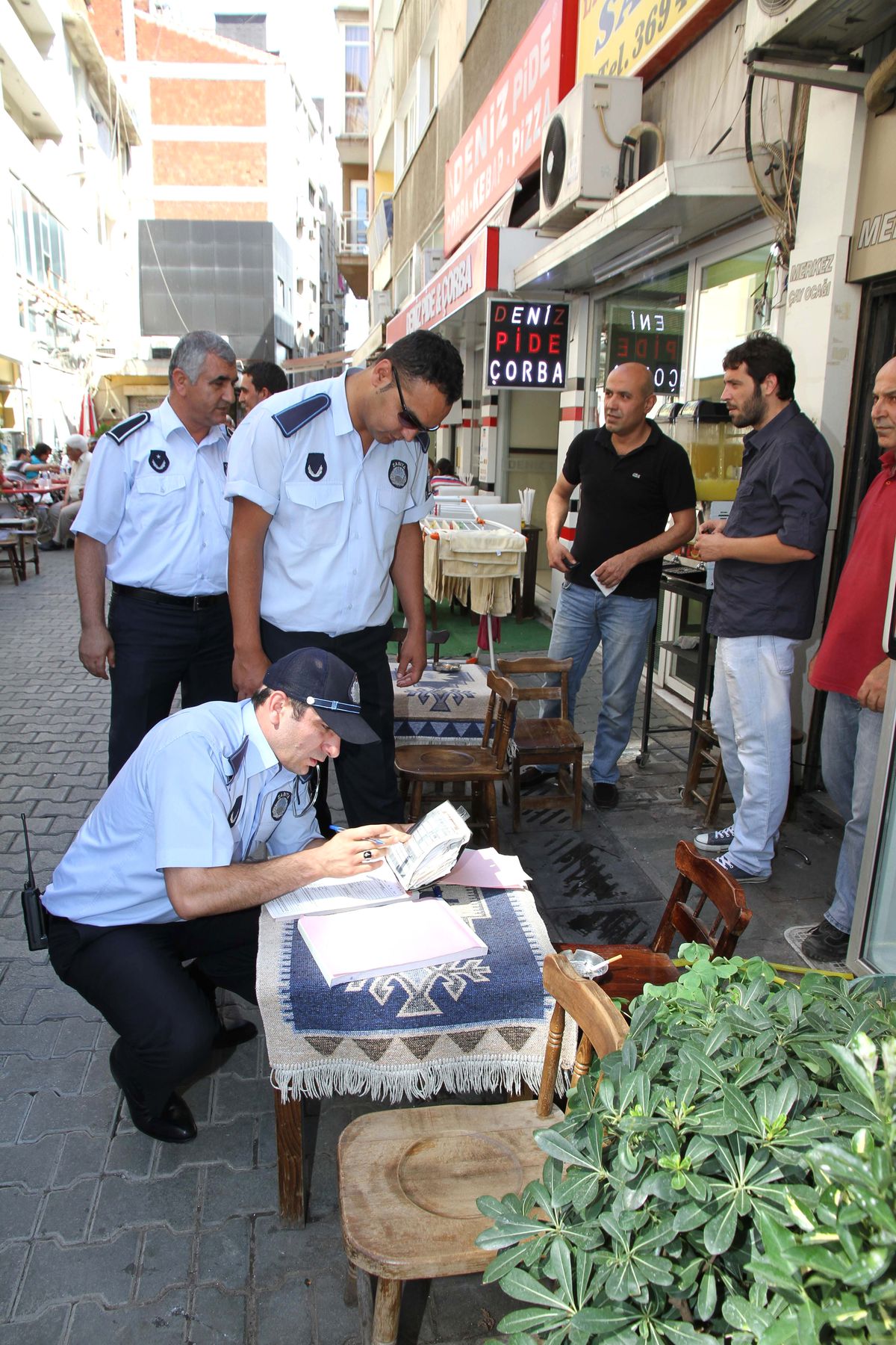 Karşıyaka\'da Zabıta Göz Açtırmıyor