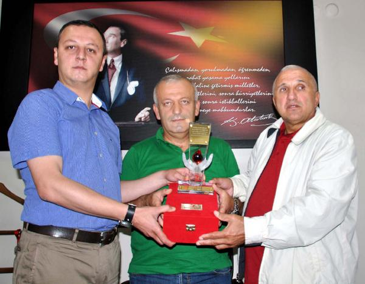 Madalyalı Kan Bağışçısına 46\'ncı Bağışta Plaket