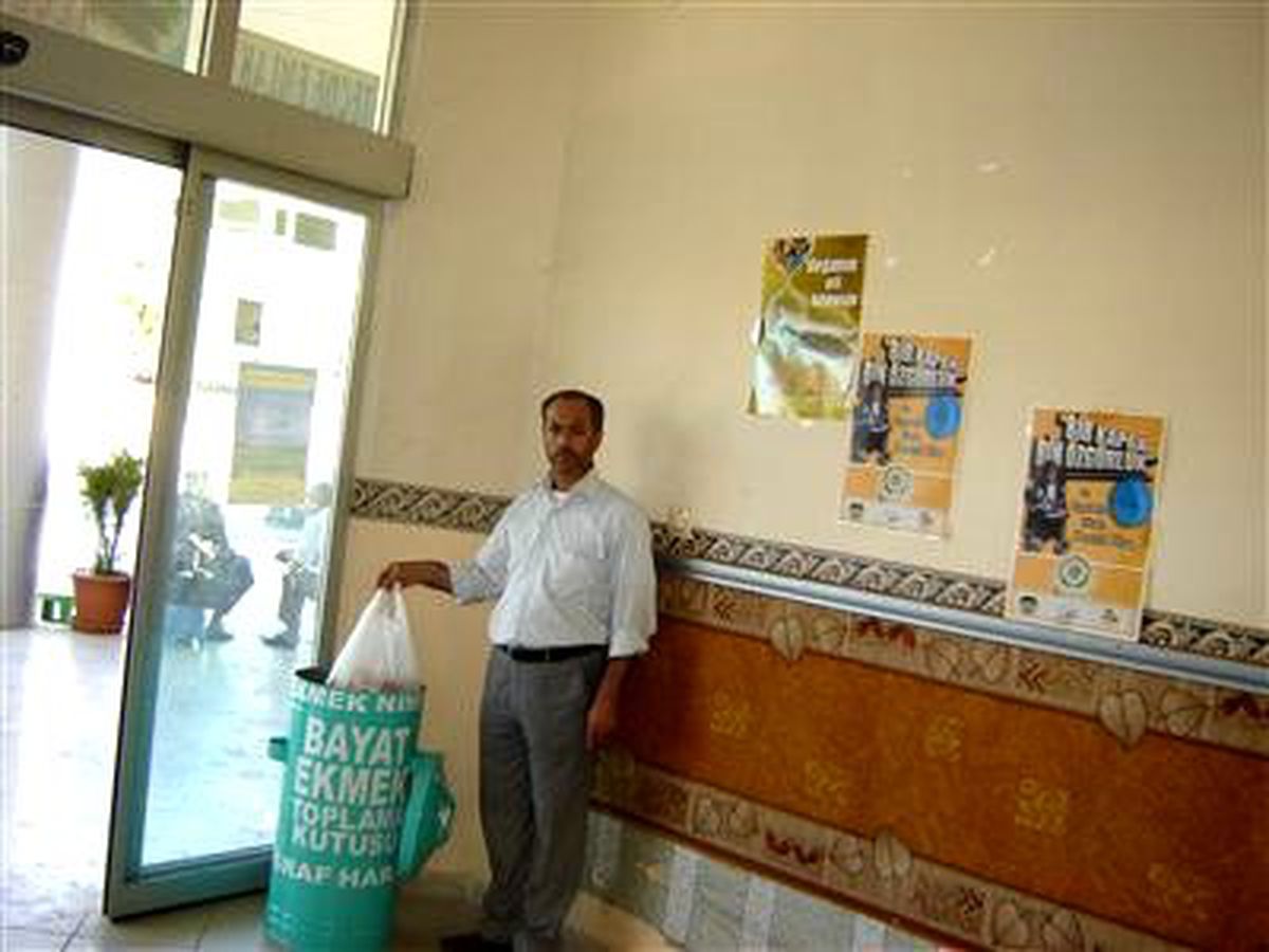 Malatyalı Esnaf Bayat Ekmek Toplama Kutusu Oluşturdu