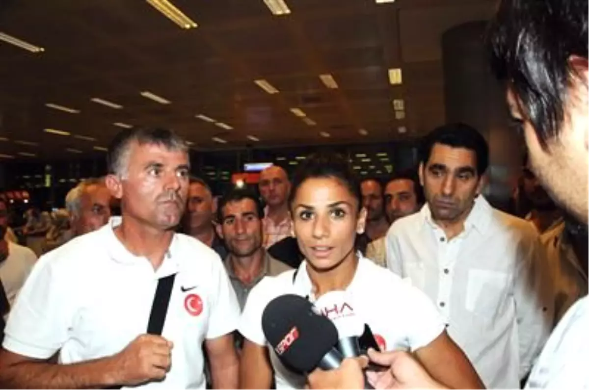 Milli Atletlere Mehterli Karşılama