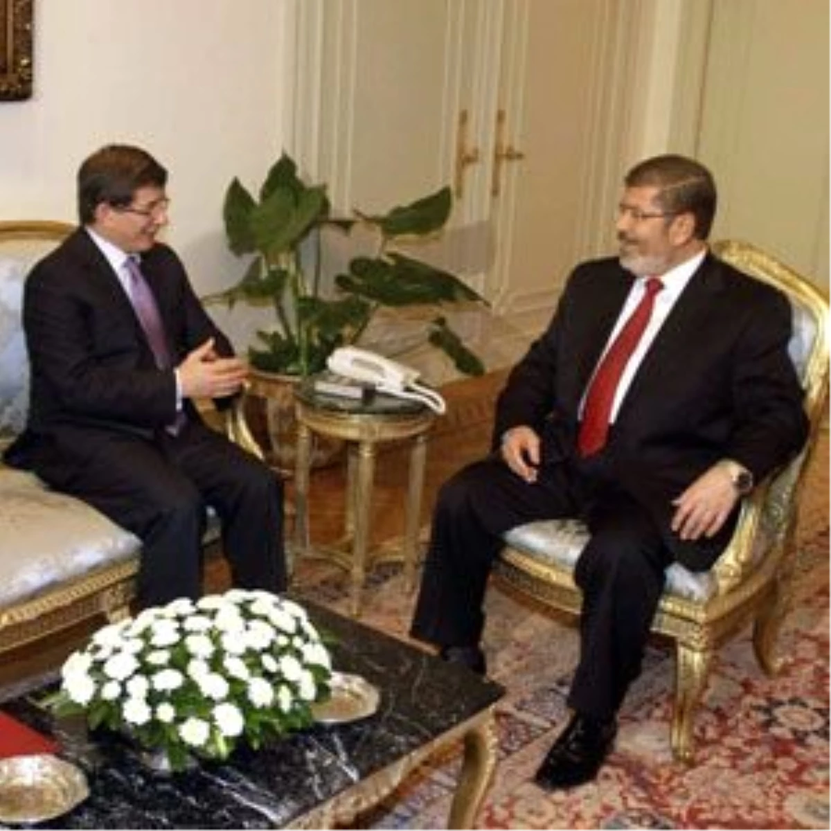Mısır Cumhurbaşkanı Mursi, Dışişleri Bakanı Davutoğlu\'nu Kabul Etti
