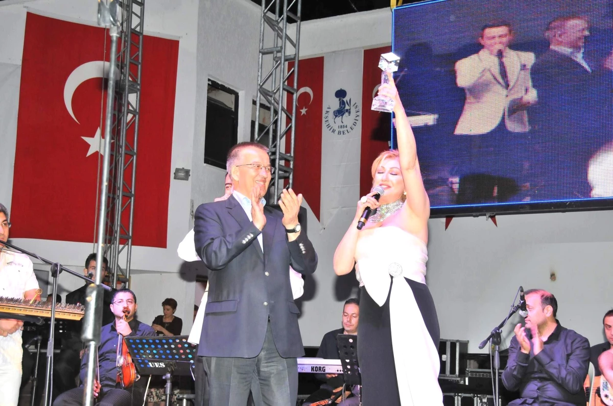Muazzez Ersoy\'dan Akşehir\'de Konser